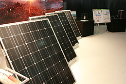 太陽光発電パネル、超伝導ケーブル、フィルム太陽電池の展示