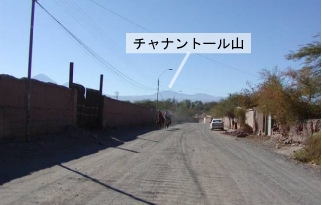 山ろく施設建設予定地前の道路から望むチャナントール山