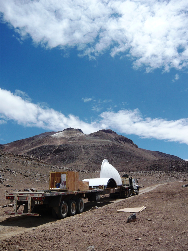 ドーム半球をチャナントール山頂に輸送している様子