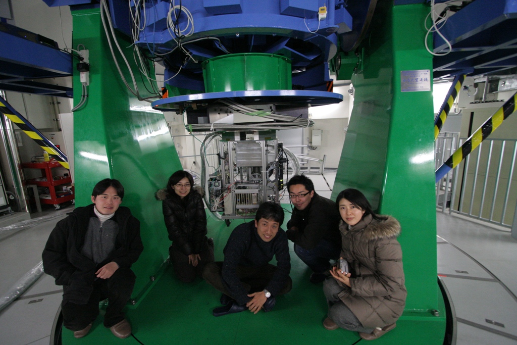 東広島天文台1.5mかなた望遠鏡のカセグレン焦点に搭載されたANIRとANIR開発メンバー